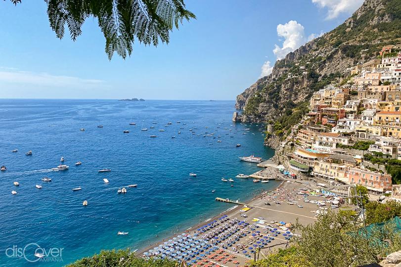 Appena sbarcati, la prima tappa è nel borgo sul mare