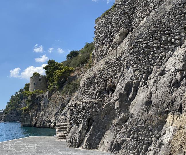 Lungo la costa le antiche torri di avvistamento
