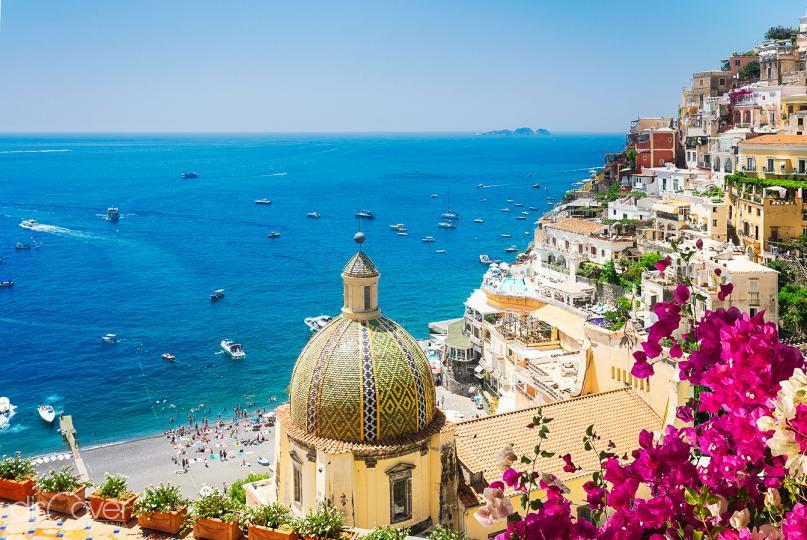 C’è una cupola di maiolica policroma visibile ovunque